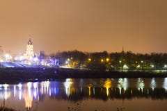 Odbicie świątynia w jeziorze z nocą zaświeca fotografia stock Odbicie świątynia w jeziorze z nocą zaświeca fotografia stock