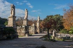 Odeon de las estatuas de Agrippa en el ágora antiguo de Atenas imagenes de archivo Odeon de las estatuas de Agrippa en el ágora antiguo de Atenas imagenes de archivo