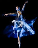 Odern-Balletttänzer-Tanzen Frau lokalisiertes schwarzes bacground stockbilder Odern-Balletttänzer-Tanzen Frau lokalisiertes schwarzes bacground stockbilder