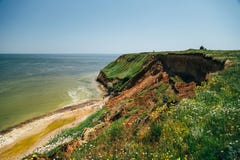ODESSA, DE OEKRAÏNE - MAG, 20 2015: Mensen die zich over de reusachtige grondverschuiving op de kust van de Zwarte Zee bevinden stock foto ODESSA, DE OEKRAÏNE - MAG, 20 2015: Mensen die zich over de reusachtige grondverschuiving op de kust van de Zwarte Zee bevinden stock foto