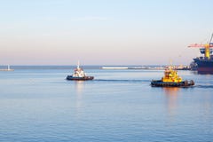 ODESSA, UKRAINA - STYCZEŃ 02, 2017 pociąga łódź opuszcza port Odessa fotografia royalty free ODESSA, UKRAINA - STYCZEŃ 02, 2017 pociąga łódź opuszcza port Odessa fotografia royalty free