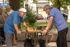 odessa ukraine 2018 07 26 De bejaarde mensen spelen schaak in het park Actieve gepensioneerden, oude vrienden en vrije tijd, twee royalty-vrije stock fotografie odessa ukraine 2018 07 26 De bejaarde mensen spelen schaak in het park Actieve gepensioneerden, oude vrienden en vrije tijd, twee royalty-vrije stock fotografie