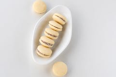 Odg?rny widok Alfajores, shortbread ciastka wype?niaj?cy z karmelem i staczaj?cy si? w koksie Argenty?scy macaroons na bielu tale zdjęcie stock Odg?rny widok Alfajores, shortbread ciastka wype?niaj?cy z karmelem i staczaj?cy si? w koksie Argenty?scy macaroons na bielu tale zdjęcie stock