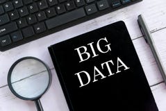Odgórny widok powiększa - szkło, klawiatura, pióro i notatnik pisać z Big Data, zdjęcia stock Odgórny widok powiększa - szkło, klawiatura, pióro i notatnik pisać z Big Data, zdjęcia stock