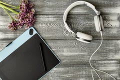 Odgórnego widoku miejsce pracy z, hełmofony, kwiat, i, kopii przestrzeń na szarym tle Mieszkanie nieatutowy obraz stock Odgórnego widoku miejsce pracy z, hełmofony, kwiat, i, kopii przestrzeń na szarym tle Mieszkanie nieatutowy obraz stock