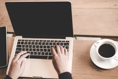 Odgórnego widoku Workspace relaksujący chłodzi out pracę dla biura i projektuje laptopu smartphone z ranek kawą, obrazy royalty free Odgórnego widoku Workspace relaksujący chłodzi out pracę dla biura i projektuje laptopu smartphone z ranek kawą, obrazy royalty free