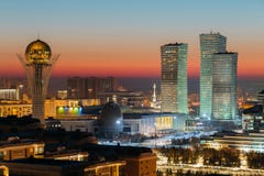 Odgórny widok Baiterek zabytek i Północni światła powikłani wieczorem zima zmierzchu dnia w Astana, Kazachstan obrazy stock Odgórny widok Baiterek zabytek i Północni światła powikłani wieczorem zima zmierzchu dnia w Astana, Kazachstan obrazy stock