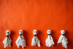 Odgórny widok Halloween rzemiosła, papierowy duch na pomarańcze papierze zdjęcia royalty free Odgórny widok Halloween rzemiosła, papierowy duch na pomarańcze papierze zdjęcia royalty free