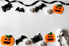 Odgórny widok Halloweenowi rzemiosła, pomarańczowa bania, duch i pająk na białym tle, obrazy stock Odgórny widok Halloweenowi rzemiosła, pomarańczowa bania, duch i pająk na białym tle, obrazy stock