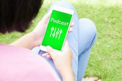 Odgórny widok kobieta używa jej telefon komórkowego z multimedialnym muzycznym b zdjęcia royalty free Odgórny widok kobieta używa jej telefon komórkowego z multimedialnym muzycznym b zdjęcia royalty free