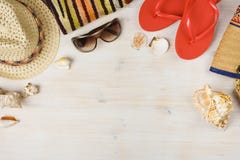 Odgórny widok lato plaży akcesoria na drewnianym tle Odgórny widok lato plaży akcesoria na drewnianym tle
