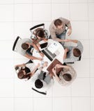 Odgórny widok pięcioliniowy witający each inny przy pracującym spotkaniem obraz stock Odgórny widok pięcioliniowy witający each inny przy pracującym spotkaniem obraz stock