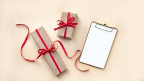 Odgórny widok pusty notatnik na lekkim tle z xmas dekoracjami, kopii przestrzeń zdjęcie stock Odgórny widok pusty notatnik na lekkim tle z xmas dekoracjami, kopii przestrzeń zdjęcie stock