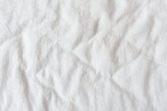 Odgórny widok zmarszczenia i wiosna embossed wzór na białym upaćkanym łóżkowym prześcieradle fotografia stock Odgórny widok zmarszczenia i wiosna embossed wzór na białym upaćkanym łóżkowym prześcieradle fotografia stock