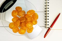 Odliczające kalorie, proteiny, sadło i węglowodany w jedzeniu, obraz stock Odliczające kalorie, proteiny, sadło i węglowodany w jedzeniu, obraz stock