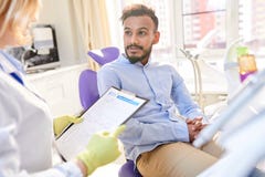 Odontologist talentoso Having Appointment fotografia de stock Odontologist talentoso Having Appointment fotografia de stock