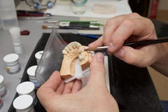 Odontotecnico maschio che lavora nel laboratorio dentario fotografia stock Odontotecnico maschio che lavora nel laboratorio dentario fotografia stock