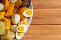 Odparowany jedzenie Typowy jedzenie Ameryka Południowa dzwonił puchero układa na nieociosanym stole obraz stock Odparowany jedzenie Typowy jedzenie Ameryka Południowa dzwonił puchero układa na nieociosanym stole obraz stock