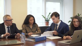 Odprawa w wieloetnicznej firmy wygodnej biurowej sali konferencyjnej zbiory Odprawa w wieloetnicznej firmy wygodnej biurowej sali konferencyjnej zbiory