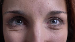 Oeil-portrait en gros plan de la femme caucasienne de brune d'une cinquantaine d'années souriant heureusement dans la caméra sur banque de vidéos Oeil-portrait en gros plan de la femme caucasienne de brune d'une cinquantaine d'années souriant heureusement dans la caméra sur banque de vidéos
