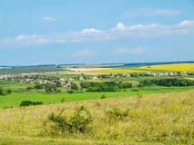 Oekraïens landschap - dorp onder gebieden royalty-vrije stock afbeeldingen Oekraïens landschap - dorp onder gebieden royalty-vrije stock afbeeldingen