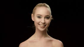 Oekraïense die mannequinclose-up op zwarte achtergrond wordt geïsoleerd Mooie modelmeisjesmake-up Schitterende sexy donkerbruine stock video Oekraïense die mannequinclose-up op zwarte achtergrond wordt geïsoleerd Mooie modelmeisjesmake-up Schitterende sexy donkerbruine stock video