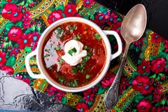 Oekraïense traditionele borsjt Russische vegetarische rode soep in witte kom op zwarte achtergrond Hoogste mening Borscht, borsjt royalty-vrije stock fotografie Oekraïense traditionele borsjt Russische vegetarische rode soep in witte kom op zwarte achtergrond Hoogste mening Borscht, borsjt royalty-vrije stock fotografie