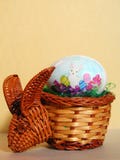 Oeuf de pâques dans un panier de lapin Photographie stock Oeuf de pâques dans un panier de lapin Photographie stock