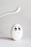 Oeuf triste toking à la cuillère image stock Oeuf triste toking à la cuillère image stock