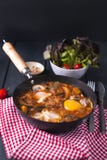 Oeufs au plat de petit déjeuner avec les légumes - shakshuka dans une poêle sur un fond en bois dans le style rustique Configurat images stock Oeufs au plat de petit déjeuner avec les légumes - shakshuka dans une poêle sur un fond en bois dans le style rustique Configurat images stock
