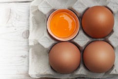 Oeufs avec de grands, lumineux oeufs rouges, non-toxiques photographie stock Oeufs avec de grands, lumineux oeufs rouges, non-toxiques photographie stock