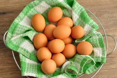Oeufs dans un tissu vert à l'intérieur d'un casier métallique Photo stock Oeufs dans un tissu vert à l'intérieur d'un casier métallique Photo stock