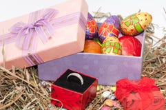 Oeufs de chocolat et de poulet de Pâques dans la boîte rose dans le nid avec g Image libre de droits Oeufs de chocolat et de poulet de Pâques dans la boîte rose dans le nid avec g Image libre de droits