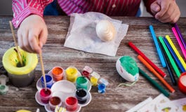 Oeufs de coloration pour l'eastertime à la maison Joyeuses Pâques ! Une mère et photographie stock Oeufs de coloration pour l'eastertime à la maison Joyeuses Pâques ! Une mère et photographie stock