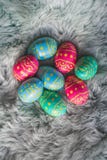 Oeufs de p?ques color?s multiples sur les oeufs de fourrure, de rose, bleus et verts, backgroung de P?ques images stock Oeufs de p?ques color?s multiples sur les oeufs de fourrure, de rose, bleus et verts, backgroung de P?ques images stock