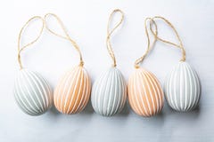 Oeufs de pâques, composition de fête sur un fond blanc photographie stock libre de droits Oeufs de pâques, composition de fête sur un fond blanc photographie stock libre de droits