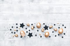 Oeufs de pâques d'or de vue supérieure au-dessus de fond en bois Photo stock Oeufs de pâques d'or de vue supérieure au-dessus de fond en bois Photo stock