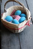 Oeufs de pâques dans le panier Décoration traditionnelle Image libre de droits Oeufs de pâques dans le panier Décoration traditionnelle Image libre de droits