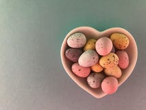Oeufs de pâques dans un plat avec l'espace de copie, photographie étendue plate de nourriture images stock Oeufs de pâques dans un plat avec l'espace de copie, photographie étendue plate de nourriture images stock