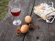 Oeufs de p?ques et verre de vin rouge sur la table image stock Oeufs de p?ques et verre de vin rouge sur la table image stock
