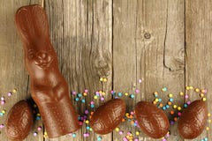 Oeufs et lapin de pâques de chocolat sur le bois photo libre de droits Oeufs et lapin de pâques de chocolat sur le bois photo libre de droits