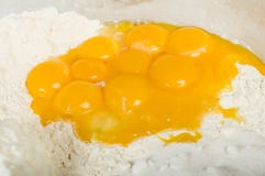 Oeufs jaunes étant mélangés à de la farine images libres de droits Oeufs jaunes étant mélangés à de la farine images libres de droits