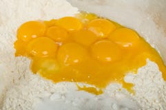 Oeufs jaunes étant mélangés à de la farine images libres de droits Oeufs jaunes étant mélangés à de la farine images libres de droits