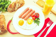 Oeufs sur le plat et saucisse frite pour le déjeuner Images libres de droits Oeufs sur le plat et saucisse frite pour le déjeuner Images libres de droits