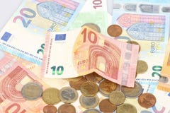 Oferta de pr?stamo micro Poco pedazo del dinero de uni?n europea Las monedas del metal de y los billetes de banco de papel dise?a fotografía de archivo Oferta de pr?stamo micro Poco pedazo del dinero de uni?n europea Las monedas del metal de y los billetes de banco de papel dise?a fotografía de archivo