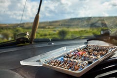 Offener Kasten Hand gebundenes Fliegenfischen fliegt lizenzfreie stockbilder Offener Kasten Hand gebundenes Fliegenfischen fliegt lizenzfreie stockbilder
