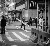 Offenes Bild von Stämmen eines Bauarbeiter gesehenen tragenden Baums herüber von einem Schnellrestaurant in New York stockfotos Offenes Bild von Stämmen eines Bauarbeiter gesehenen tragenden Baums herüber von einem Schnellrestaurant in New York stockfotos