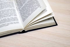 Offenes Buch auf dem Tisch, Nahaufnahme lizenzfreies stockbild Offenes Buch auf dem Tisch, Nahaufnahme lizenzfreies stockbild