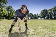 Offensiv linjearbetare för amerikansk fotboll i handling royaltyfri bild Offensiv linjearbetare för amerikansk fotboll i handling royaltyfri bild