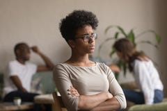Offer för översittare för rubbningafrikansk amerikanstudent utstöttt att lida från diskriminering arkivfoto Offer för översittare för rubbningafrikansk amerikanstudent utstöttt att lida från diskriminering arkivfoto
